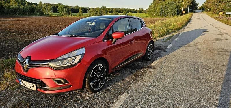Röd Begagnad 2016 Renault Clio IV Halvkombi | 89 000 kr (Marknadspris) - Bild 1/4