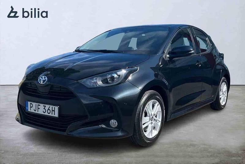 Svart Begagnad 2022 Toyota Yaris Hybrid Halvkombi | 208 900 kr (Marknadspris) - Bild 1/1