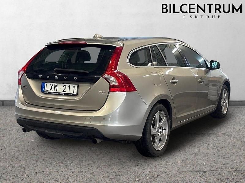 Begagnad Volvo V60 Momentum 150 HK (110 kW) 2012 Brun Kombi