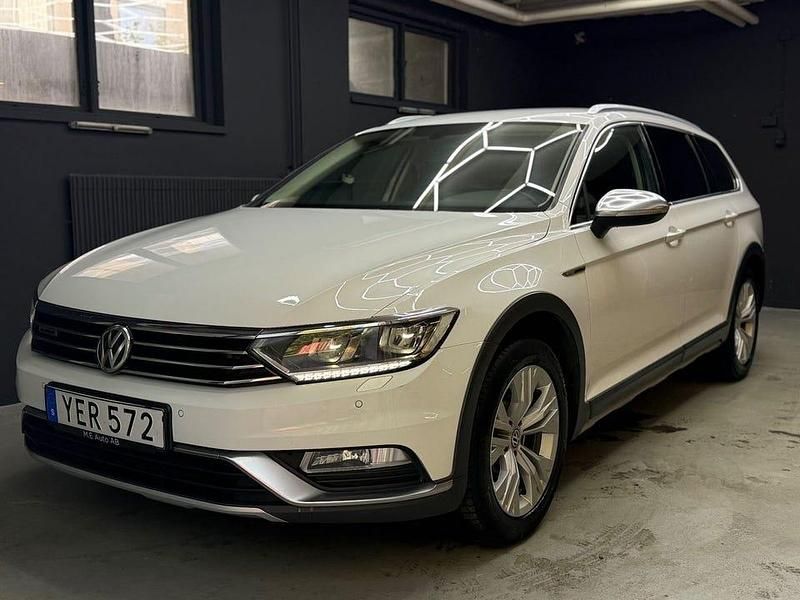 Vit Begagnad 2017 VW Passat Alltrack Kombi | 144 900 kr (Bra pris) - Bild 1/4