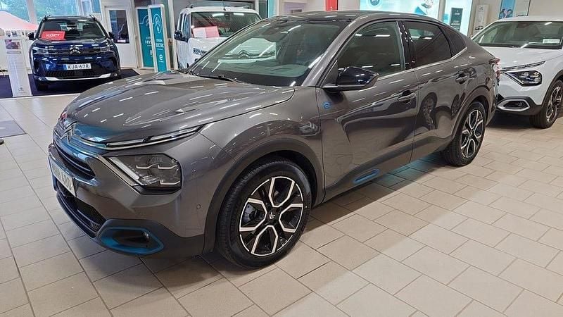 Grå Begagnad 2022 Citroën e-C4 Exclusive Sedan | 239 900 kr (Marknadspris) - Bild 1/4