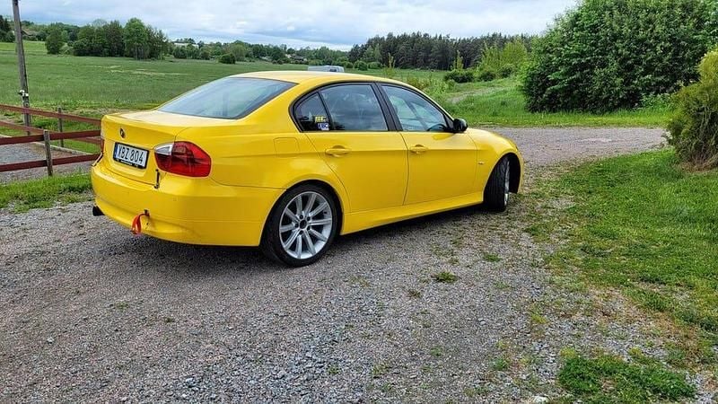 Begagnad BMW 325 218 HK (160 kW) 2006 Folierad gul Sedan