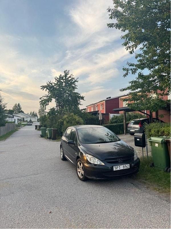 Svart Begagnad 2003 Peugeot 307 Halvkombi | 4 000 kr (Superpris) - Bild 1/4