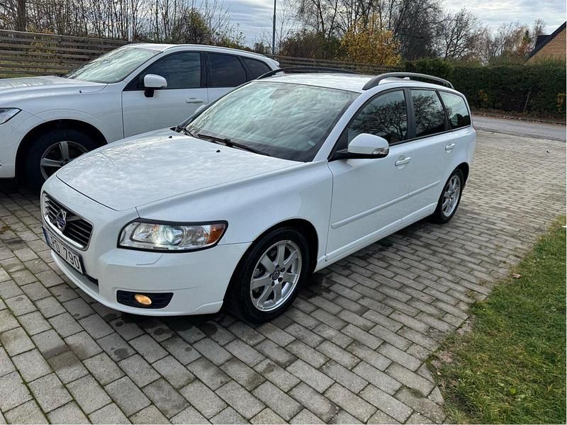 Vit Begagnad 2011 Volvo V50 Momentum Kombi | 42 000 kr (Marknadspris) - Bild 1/4