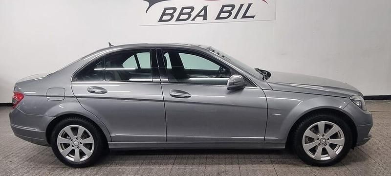 Grå Begagnad 2009 Mercedes C200 Avantgarde Sedan | 79 000 kr (Marknadspris) - Bild 1/4
