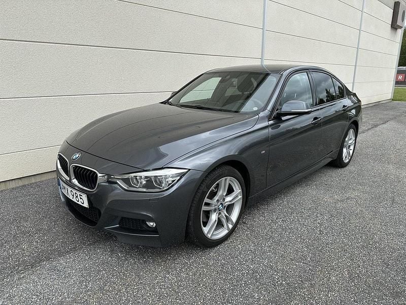 Grå Begagnad 2018 BMW 320 M Sport Sedan | 249 000 kr (Marknadspris) - Bild 1/4
