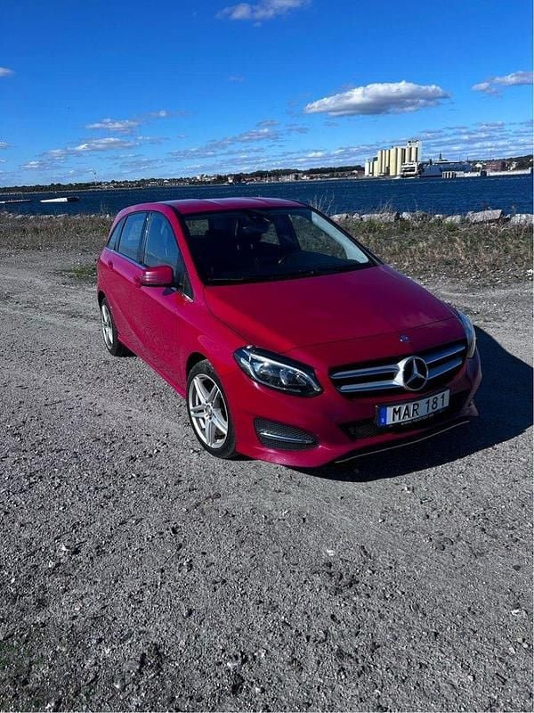 Röd Begagnad 2016 Mercedes B200 Urban Minibuss | 145 000 kr (Marknadspris) - Bild 1/4