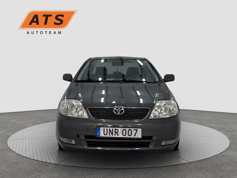 Grå Begagnad 2003 Toyota Corolla Sedan | 59 900 kr (Lite dyr) - Bild 1/4