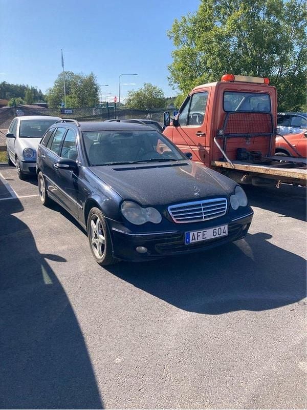 Blå Begagnad 2005 Mercedes C320 Elegance Kombi | 23 000 kr - Bild 1/2