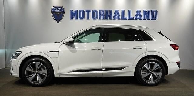 Begagnad Audi Q8 e-tron Proline 303 kW (413 HK) 2024 Vit SUV