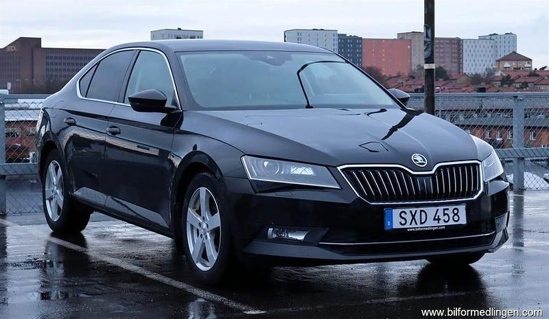 Svart Begagnad 2016 Skoda Superb Sedan | 182 500 kr (Marknadspris) - Bild 1/4
