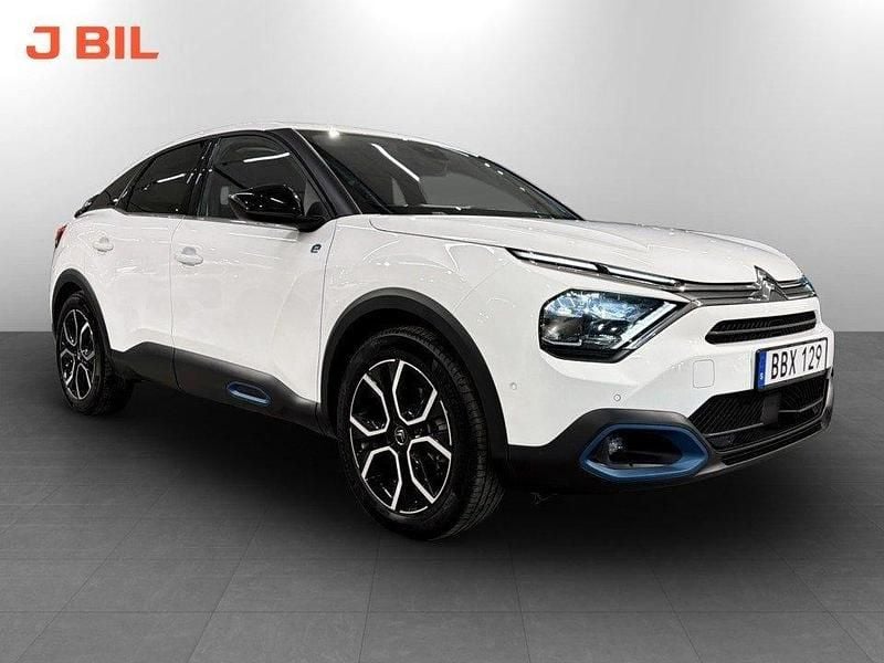 Vit Begagnad 2022 Citroën e-C4 Shine Halvkombi | 214 900 kr (Marknadspris) - Bild 1/3