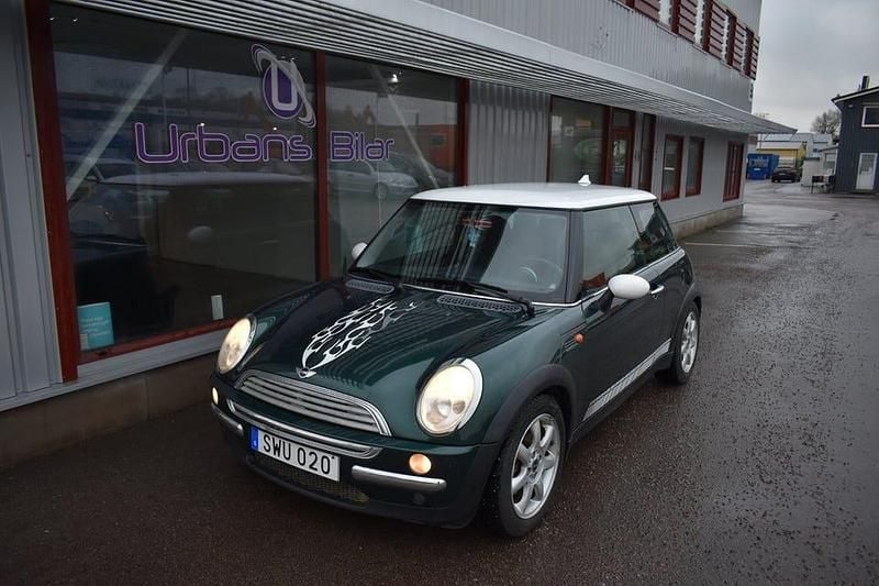 Mörkgrön Begagnad 2001 Mini Cooper Pepper Halvkombi | 34 900 kr (Marknadspris) - Bild 1/4