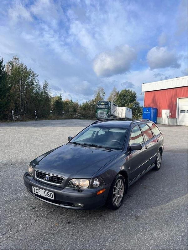 Grå Begagnad 2003 Volvo V40 Kombi | 13 500 kr (Bra pris) - Bild 1/4