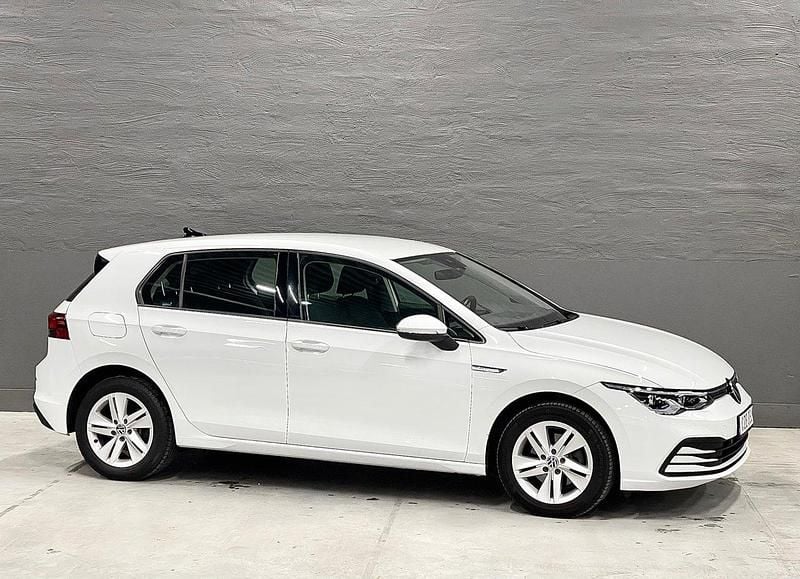 Vit (vit metallic) Begagnad 2020 VW Golf VII Halvkombi | 229 900 kr (Marknadspris) - Bild 1/4