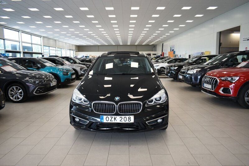 Svart Begagnad 2016 BMW 225 Active Tourer Minibuss | 189 900 kr (Dyr) - Bild 1/4