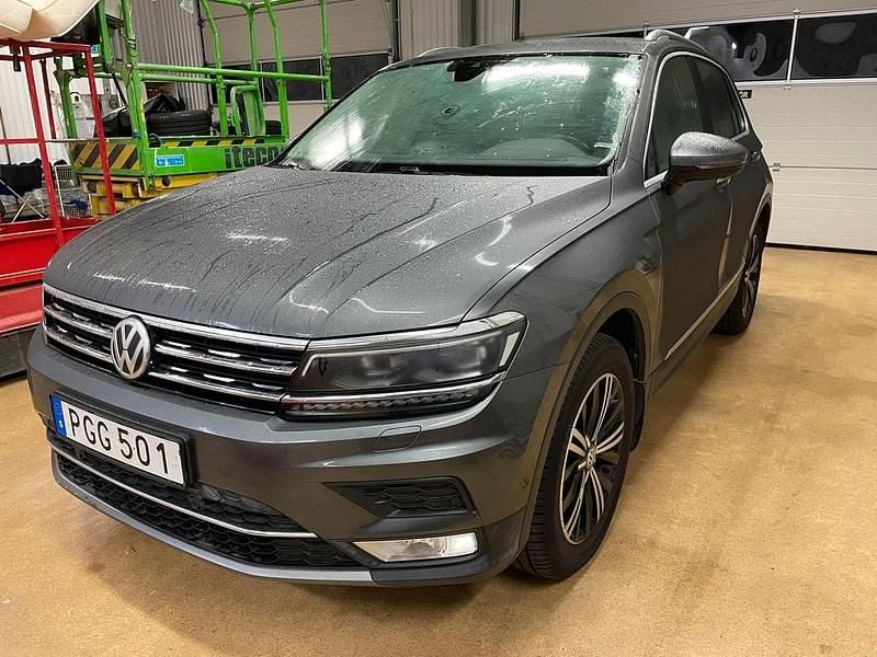 Silver (grå metallic) Begagnad 2017 VW Tiguan Executive SUV | 229 000 kr (Marknadspris) - Bild 1/2