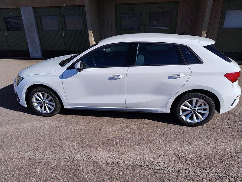 Vit Begagnad 2024 Audi A3 Sportback Proline Halvkombi | 279 000 kr (Marknadspris) - Bild 1/4