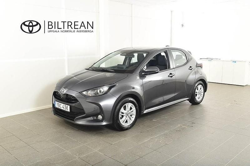 Mörkgrå Begagnad 2024 Toyota Yaris Hybrid Active Halvkombi | 229 900 kr (Marknadspris) - Bild 1/4