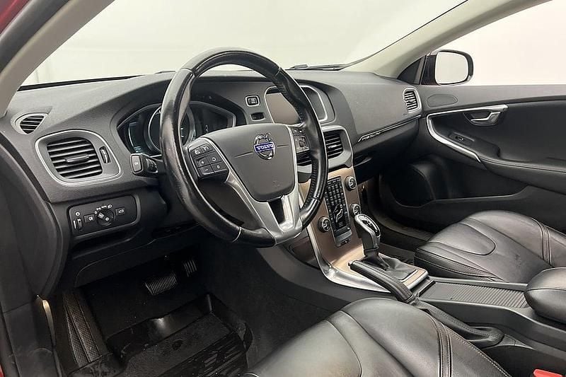 Röd Begagnad 2014 Volvo V40 CC Summum Kombi | 144 900 kr (Marknadspris) - Bild 1/2