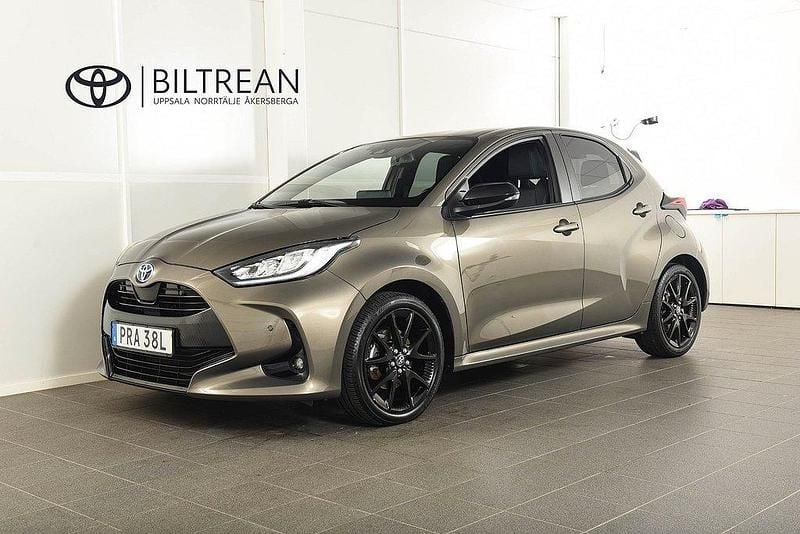 Grön Begagnad 2023 Toyota Yaris Hybrid Style Halvkombi | 248 900 kr (Lite dyr) - Bild 1/4