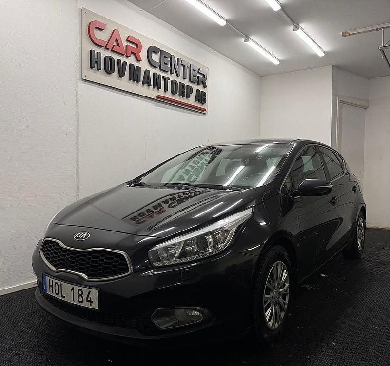 Svart Begagnad 2014 Kia Ceed Comfort Halvkombi | 69 900 kr (Marknadspris) - Bild 1/4