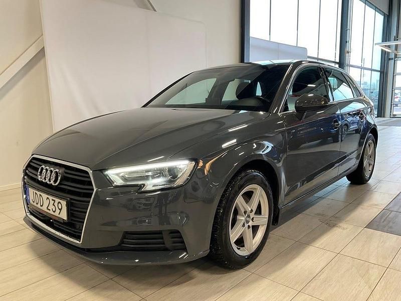 Grå Begagnad 2017 Audi A3 Comfort | 178 000 kr (Marknadspris) - Bild 1/4