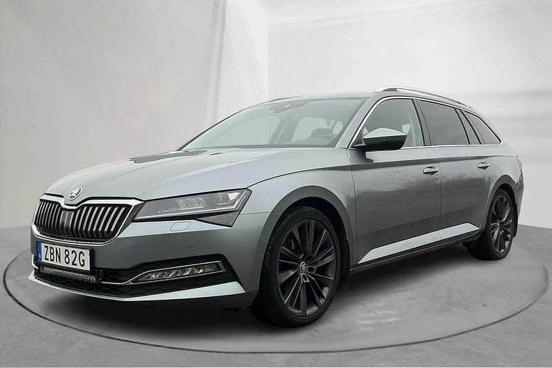 Grå Begagnad 2021 Skoda Superb Kombi | 275 000 kr (Bra pris) - Bild 1/4