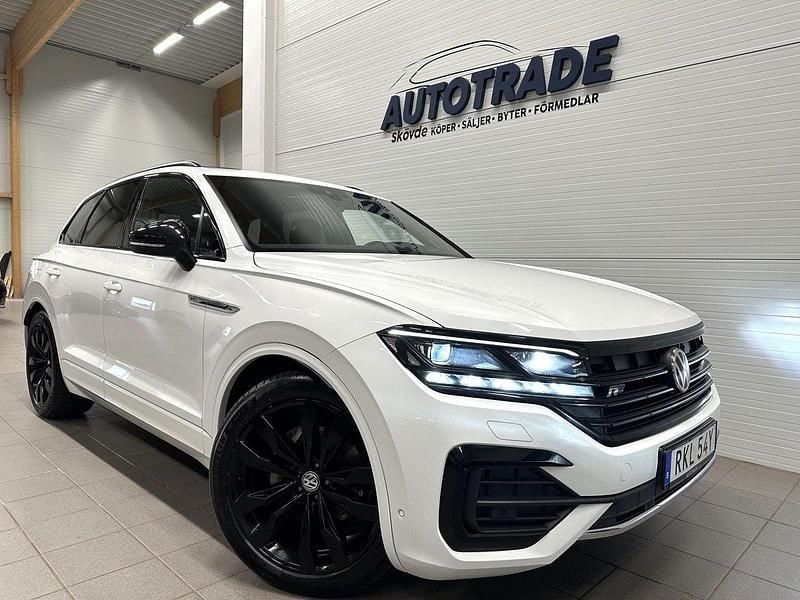 Vit Begagnad 2020 VW Touareg R SUV | 479 900 kr (Marknadspris) - Bild 1/4