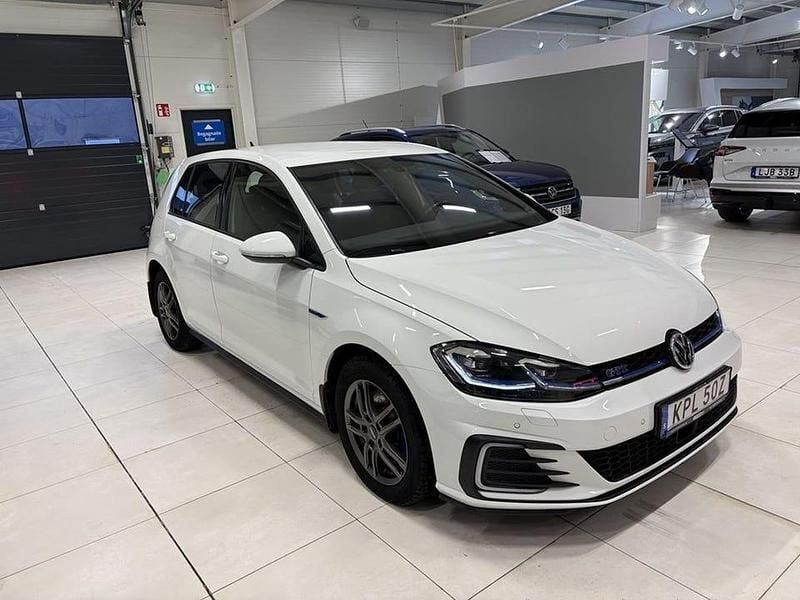 Begagnad VW Golf VIII GTE 207 HK (152 kW) 2020 Vit Halvkombi