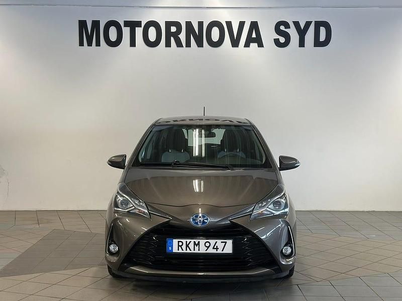 Begagnad Toyota Yaris Hybrid Active 101 HK (74 kW) 2017 Grå