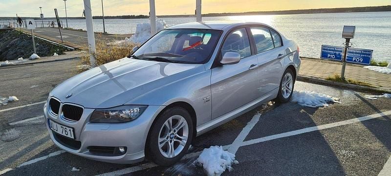 Grå Begagnad 2011 BMW 320 Sedan | 99 000 kr (Marknadspris) - Bild 1/4