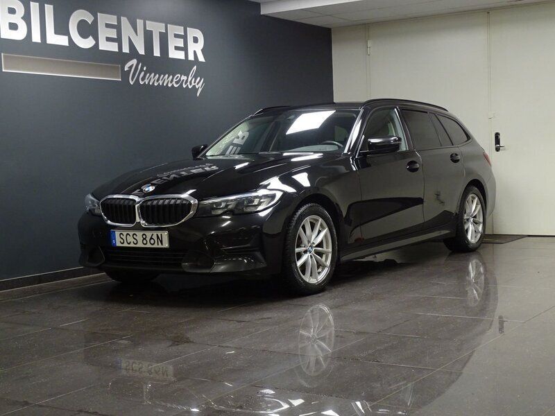 Svart Begagnad 2021 BMW 320 Kombi | 264 500 kr (Marknadspris) - Bild 1/4