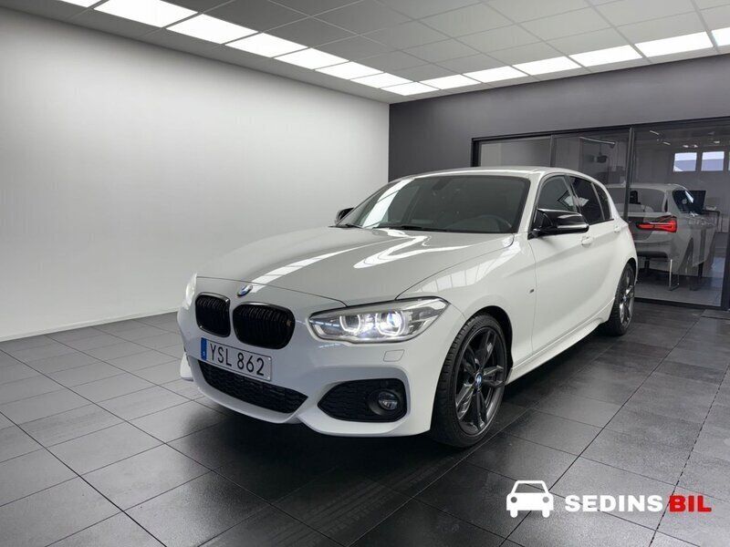 Vit Begagnad 2018 BMW 118 M Sport Halvkombi | 189 900 kr (Marknadspris) - Bild 1/4