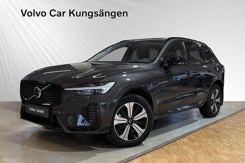 Grå Begagnad 2025 Volvo XC60 Plus SUV | 554 900 kr (Marknadspris) - Bild 1/2