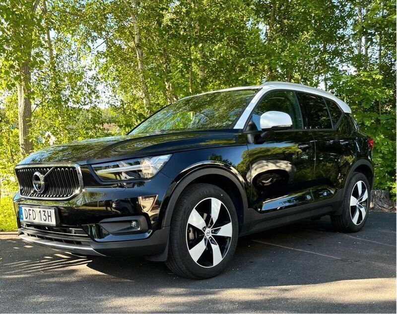 Svart Begagnad 2020 Volvo XC40 Momentum SUV | 265 000 kr (Bra pris) - Bild 1/4