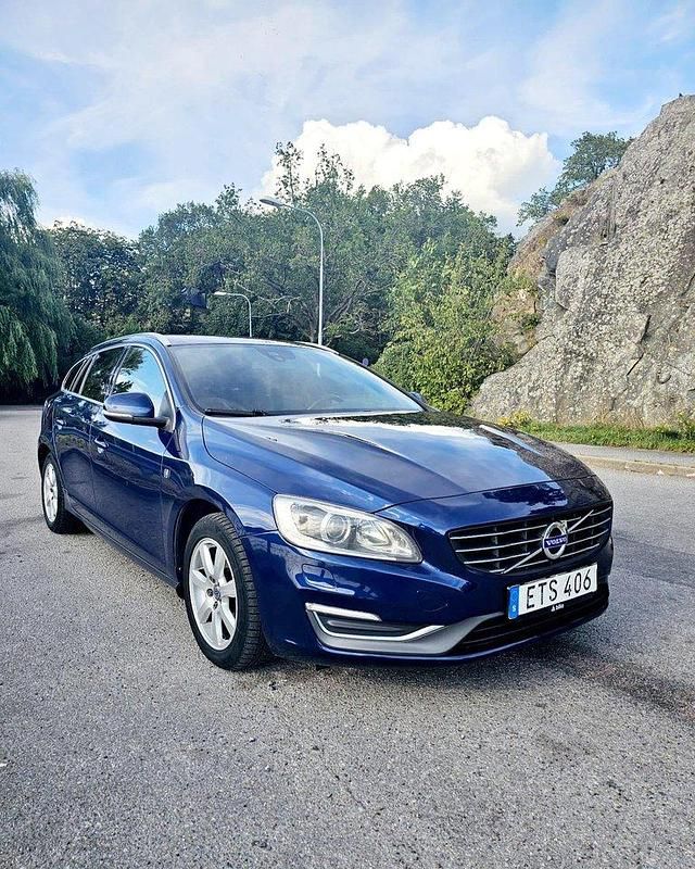 Blå Begagnad 2015 Volvo V60 Momentum Kombi | 124 000 kr (Marknadspris) - Bild 1/4