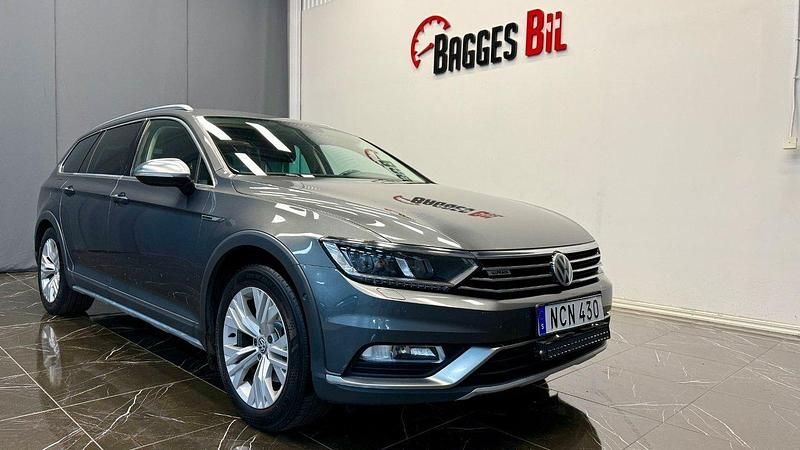 Mörkgrå Begagnad 2016 VW Passat Alltrack Kombi | 139 900 kr (Marknadspris) - Bild 1/4