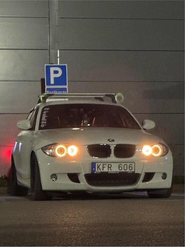 Vit Begagnad 2010 BMW 118 Advantage Halvkombi | 65 000 kr (Lite dyr) - Bild 1/4