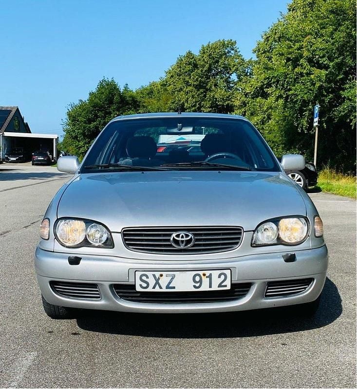 Grå Begagnad 2001 Toyota Corolla Halvkombi | 20 000 kr - Bild 1/4