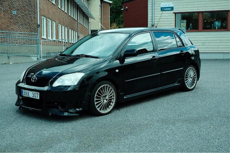 Svart Begagnad 2005 Toyota Corolla Halvkombi | 95 000 kr - Bild 1/4
