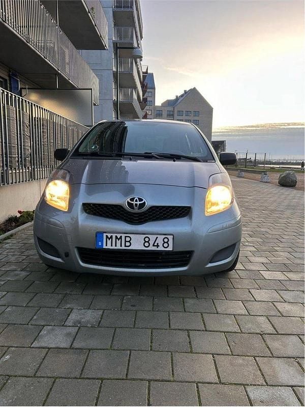 Grå Begagnad 2010 Toyota Yaris Halvkombi | 18 500 kr (Bra pris) - Bild 1/4