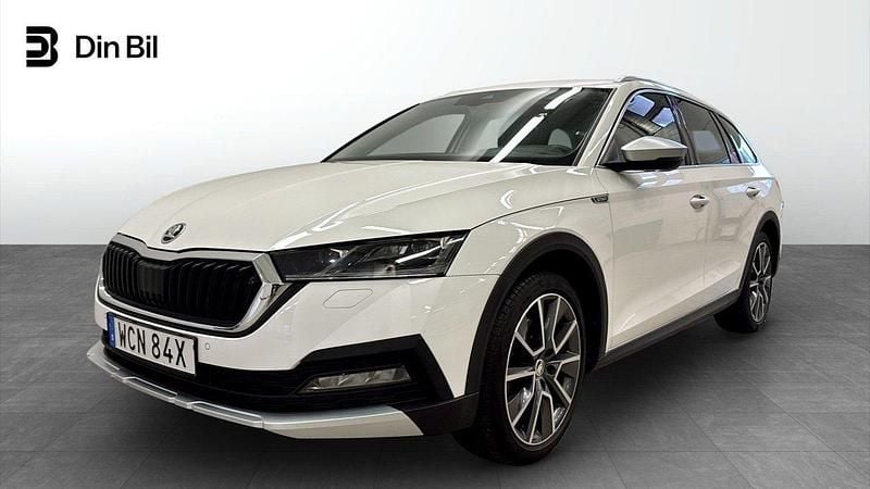 Vit Begagnad 2022 Skoda Octavia Kombi | 329 900 kr (Dyr) - Bild 1/4
