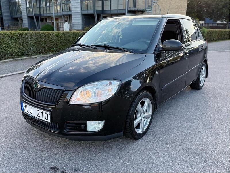 Svart Begagnad 2010 Skoda Fabia Halvkombi | 20 900 kr (Marknadspris) - Bild 1/4