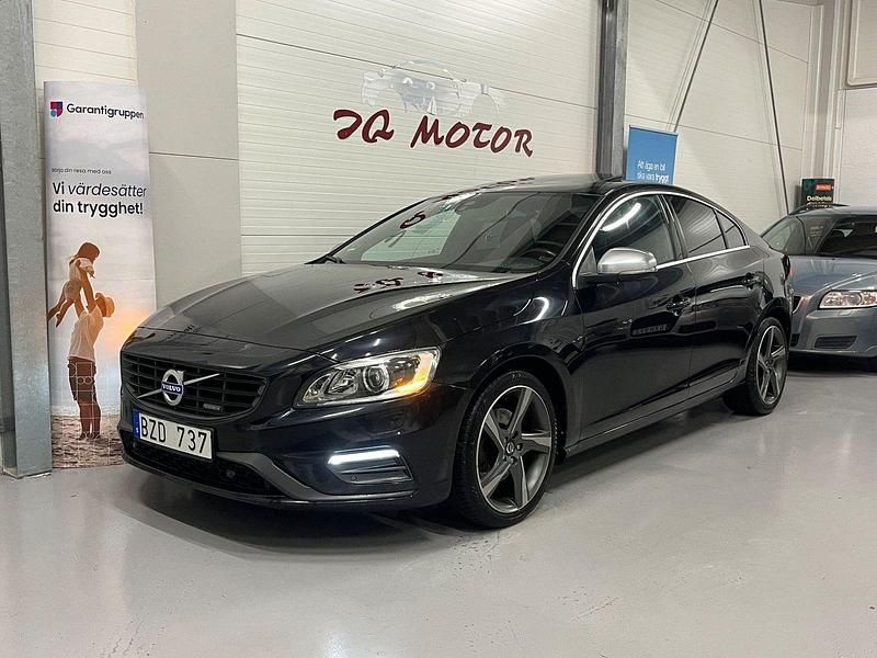 Svart Begagnad 2013 Volvo S60 R-Design Sedan | 109 900 kr (Marknadspris) - Bild 1/4