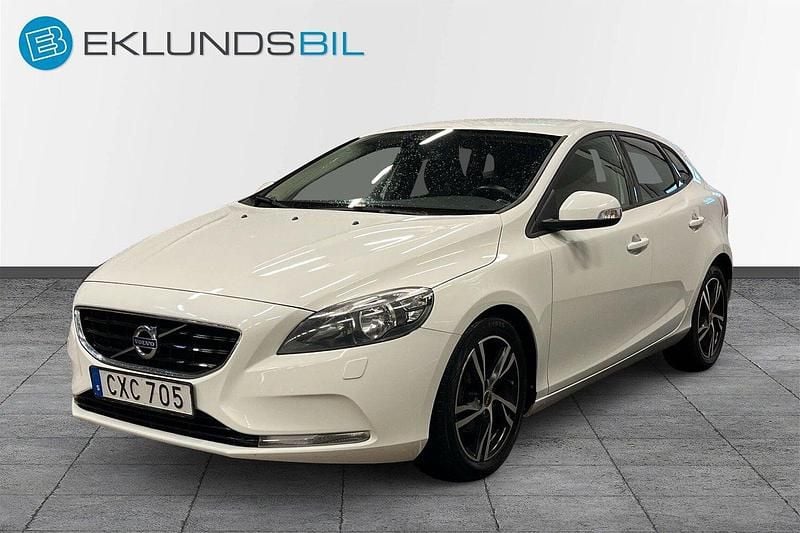 Vit Begagnad 2014 Volvo V40 Kinetic Halvkombi | 74 900 kr (Marknadspris) - Bild 1/4