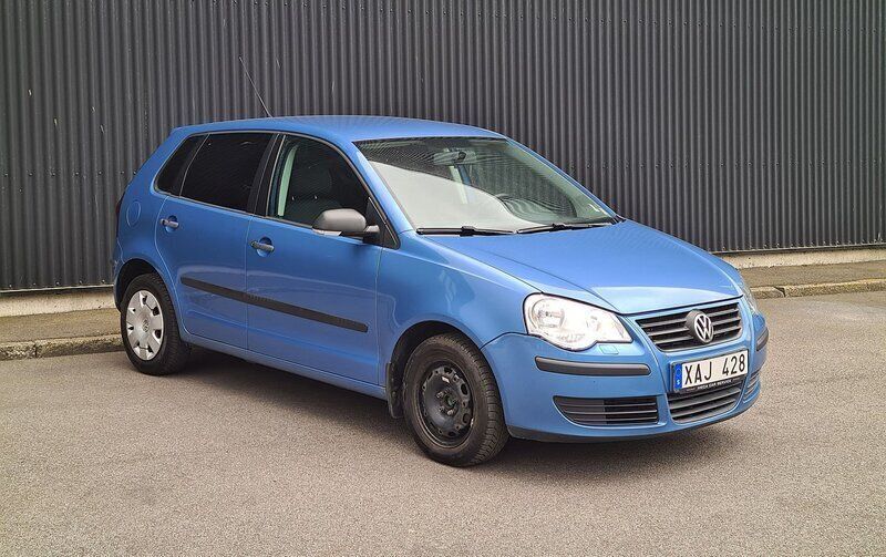 Blå Begagnad 2005 VW Polo Halvkombi | 28 900 kr (Marknadspris) - Bild 1/4