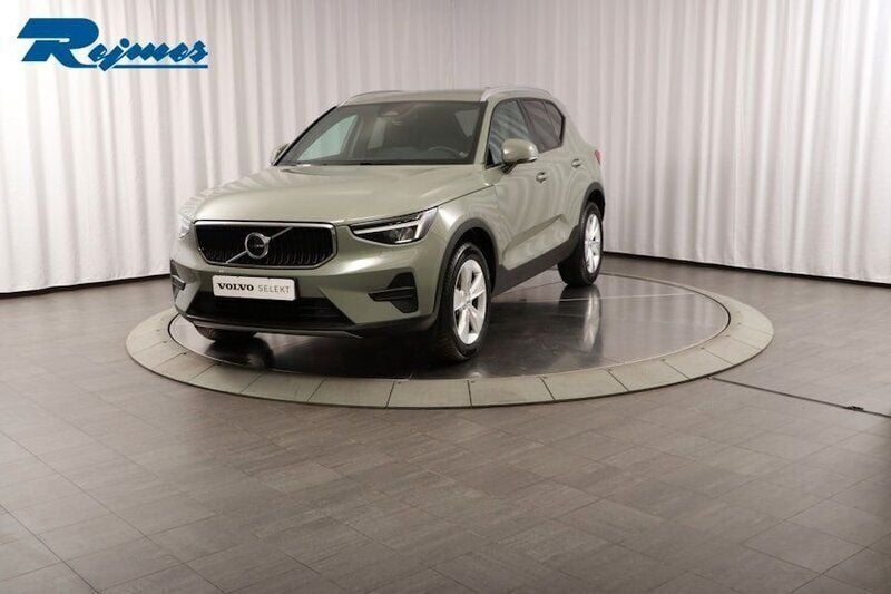 Grön (sage green metallic) Begagnad 2023 Volvo XC40 Core SUV | 349 900 kr (Bra pris) - Bild 1/4