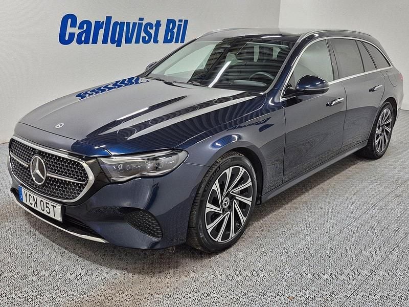 Mörkblå (nautiskblå metallic) Begagnad 2025 Mercedes E300 Avantgarde Kombi | 639 000 kr (Superpris) - Bild 1/4