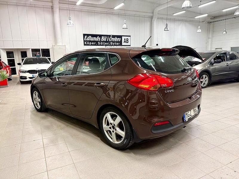 Begagnad Kia Ceed Comfort 128 HK (94 kW) 2012 Brun Halvkombi